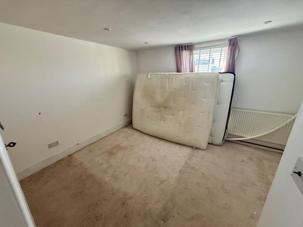 Lot: 84 - VACANT MIXED USE BUILDING IN TOWN CENTRE - Bedroom two